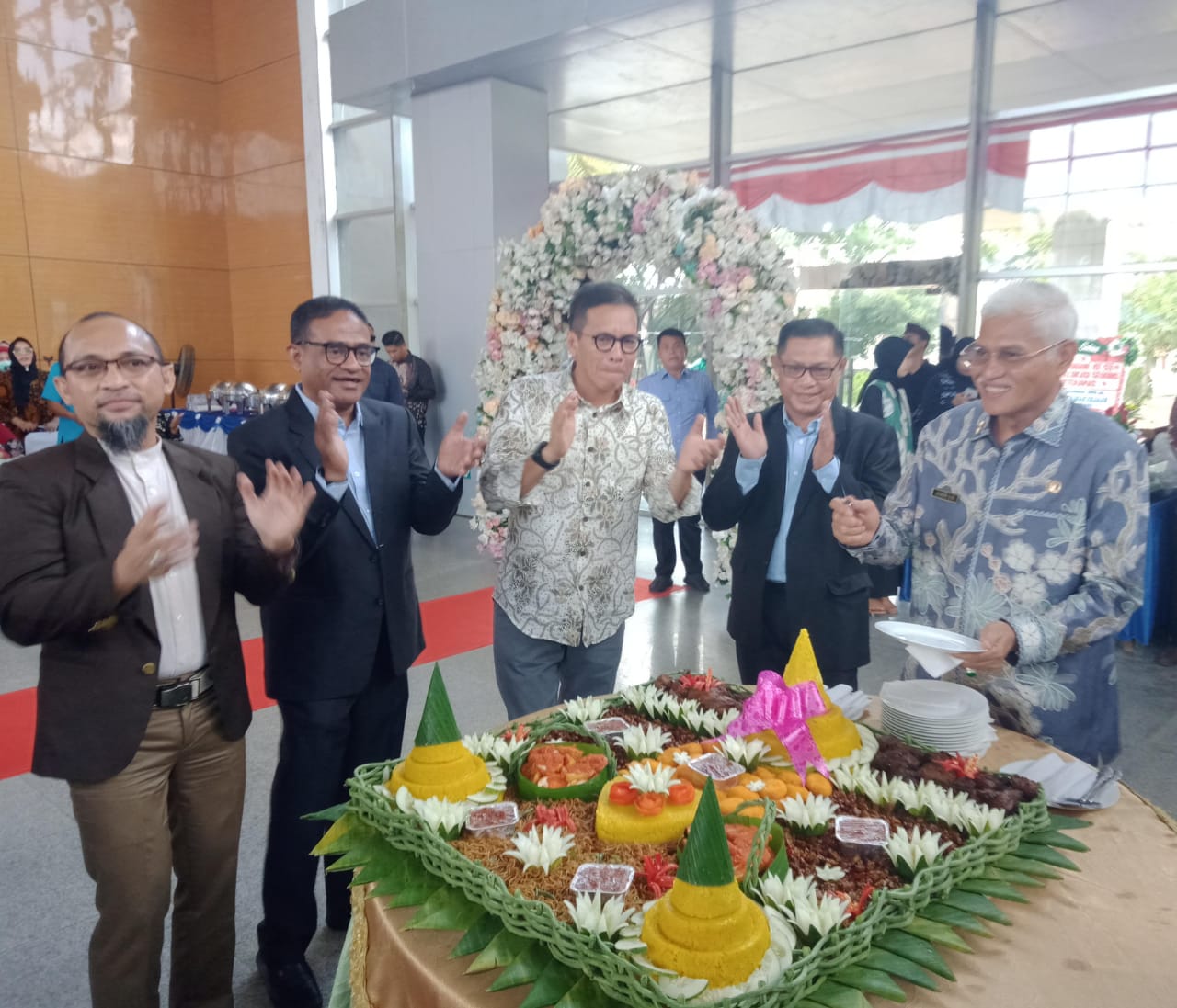 Sekda Sultra Asrun Lio bersama Ketua DPRD Sultra Abdurrahman Saleh dan Direktur RSUD Bahteramas Provinsi Sultra dr H Hasmudin SpB saat memotong tumpeng.
