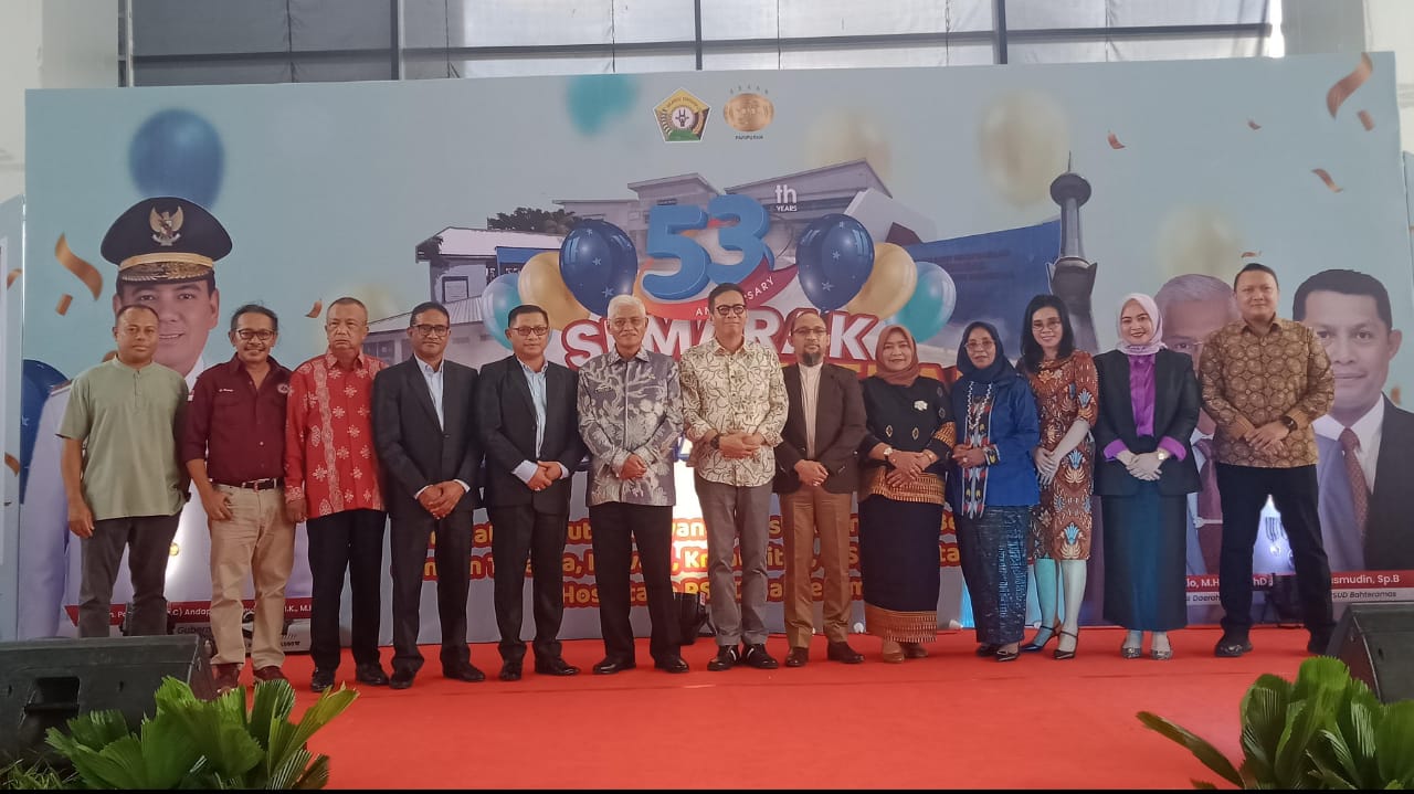 Foto bersama Sekda Sultra Asrun Lio (tengah), Ketua DPRD Sultra Abdurrahman Saleh dan Direktur RSUD Bahteramas Provinsi Sultra dr H Hasmudin SpB serta instansi terkait pada acara perayaan HUT ke-53 dan 11 tahun relokasi RSUD Bahteramas, Sabtu (21/10).