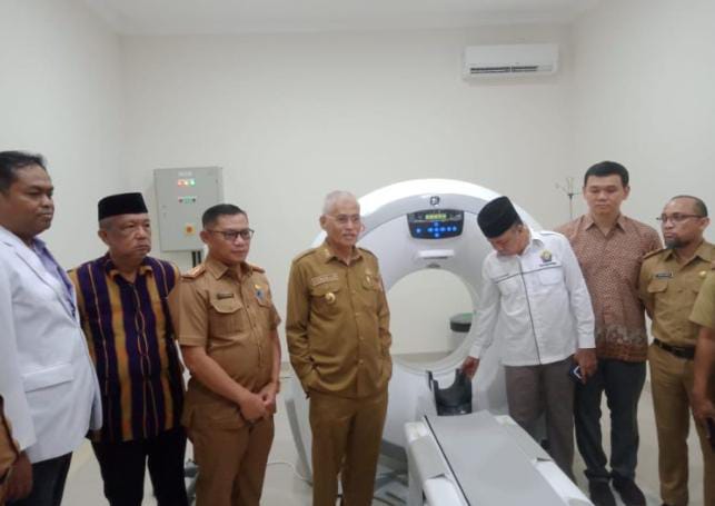 Sekda Sultra Asrun Lio saat meresmikan pelayanan CT Scan RSUD Bahteramas Provinsi Sultra.