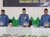 Sekda Provinsi Sultra yang juga sebagai Dewan Pengurus Korpri Provinsi Sultra, Drs H Asrun Lio MHum PhD, saat mengukuhkan Dewan Pengurus Korpri Kabupaten Muna Barat, Jumat (2/2). (istimewa)