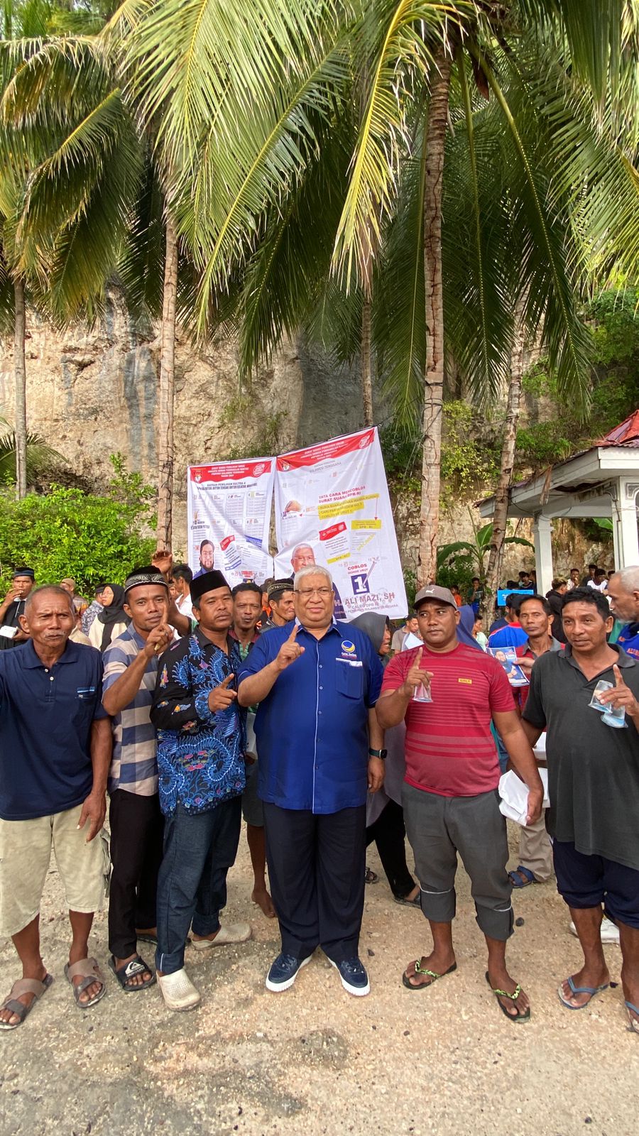Ketua Dewan Pimpinan Wilayah Partai Nasdem Provinsi Sulawesi Tenggara, H Ali Mazi SH saat melakukan kampanye di Desa Bahari, Kabupaten Buton Selatan. (istimewa)