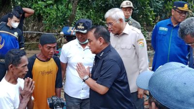 Pj Gubernur Andap Budhi Revianto Tinjau Korban Banjir Bandang di Kendari Sekaligus Salurkan Bantuan