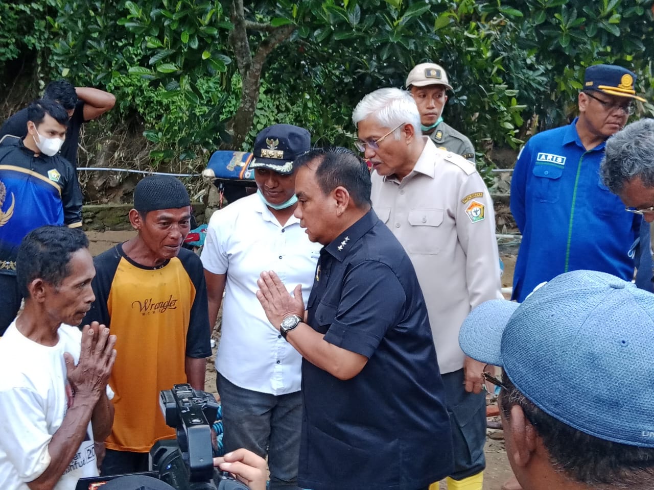 Pj Gubernur Sultra, Andap Budhi Revianto saat meninjau lokasi banjir bandang di Kendari, Sabtu (9/3). (Foto: mediatamasultra.com)