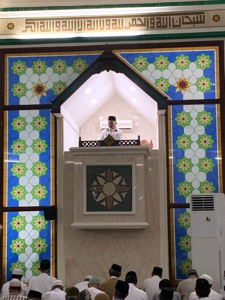 Sekda Sultra, Drs H Asrun Lio MHum PhD saat menyampaikan ceramah ramadan 1445 Hijriyah, bertempat di Masjid Raya Al-Kautsar Kendari. (istimewa)