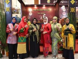 Tenunan Khas Sultra Kembali Berkibar di Indonesia Fashion Week