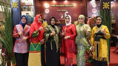 Tenunan Khas Sultra Kembali Berkibar di Indonesia Fashion Week