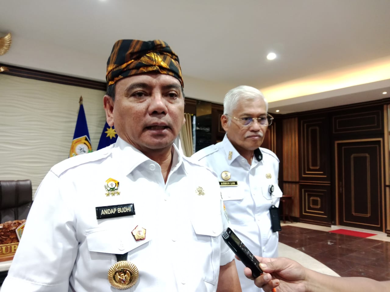 Pj Gubernur Sultra, Komjen Pol (P) Dr (HC) Andap Budhi Revianto SIK MH bersama Sekda Sultra, Drs H Asrun Lio MHum PhD.