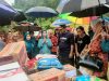 Ketua TP PKK Provinsi Sultra, yang juga Ketua Dharma Wanita Persatuan Provinsi Sultra, Dra Wa Ode Munanah Asrun Lio saat menyerahkan bantuan kepada masyarakat terdampak banjir, di RT I dan RT III RW IV Kelurahan Kampung Salo, Kecamatan Kendari, Minggu (10/3). Penyerahan disaksikan Lurah Kampung Salo, Ketua RT I dan Ketua RT III, bersama masyarakat sekitar yang terdampak banjir. (istimewa)