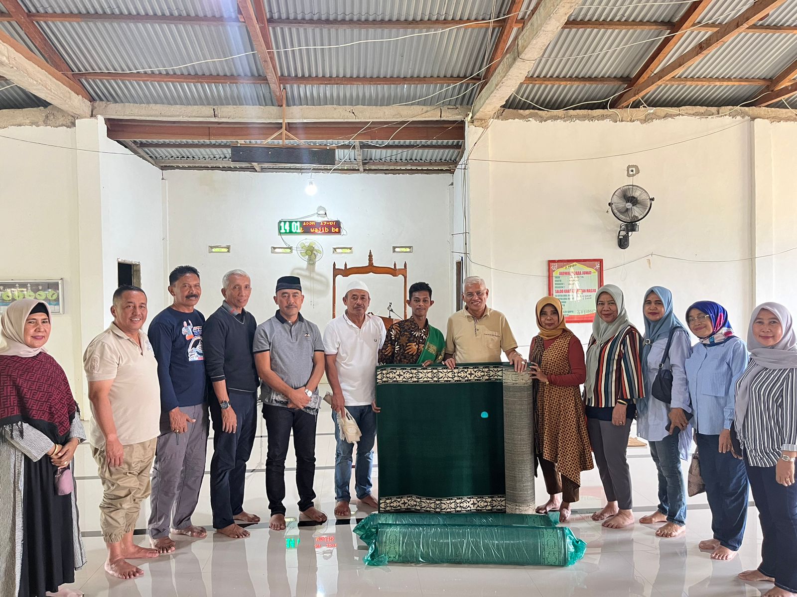 Mewakili Pj Gubernur, Komjen Pol (P) Dr (HC) Andap Budhi Revianto SIK MH, Sekda Sultra, Drs H Asrun Lio MHum PhD bersama Ketua TP PKK Provinsi Sultra yang juga sebagai Ketua DWP Pemprov Sultra, Dra Munanah Asrun Lio, melakukan safari ramadan pada sejumlah daerah di Sultra, Rabu (3/4/2024) hingga Jumat (5/4/2024). Nampak Penyerahan Bantuan berupa Karpet di Masjid Babul Khair (Masjid Raya Lawele Kabupaten Buton) dari Ketua DWP/Ketua PKK Sultra kepada pengurus masjid, yang disaksikan Sekda Sultra saat dalam perjalanan safari ramadan di Kabupaten Buton, Rabu (3/4/2024).