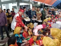 Sambangi Buton Tengah, Pj Gubernur Sultra Disambut Acara Adat Kamomose