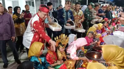 Pj Gubernur Sultra, Andap Budhi Revianto saat mengikuti acara Kamomose. (MEDIATAMASULTRA.COM)