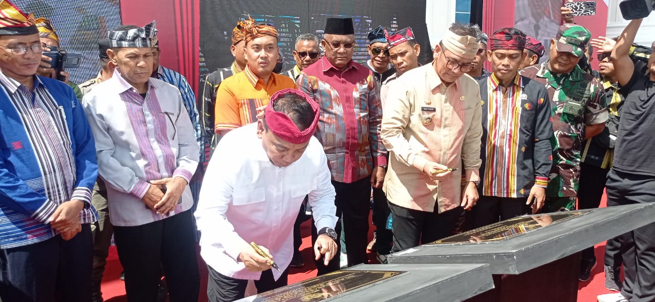 Pj Gubernur Sultra, Andap Budhi Revianto saat menandatangani prasasti peresmian Gedung Kantor Bupati Buteng.