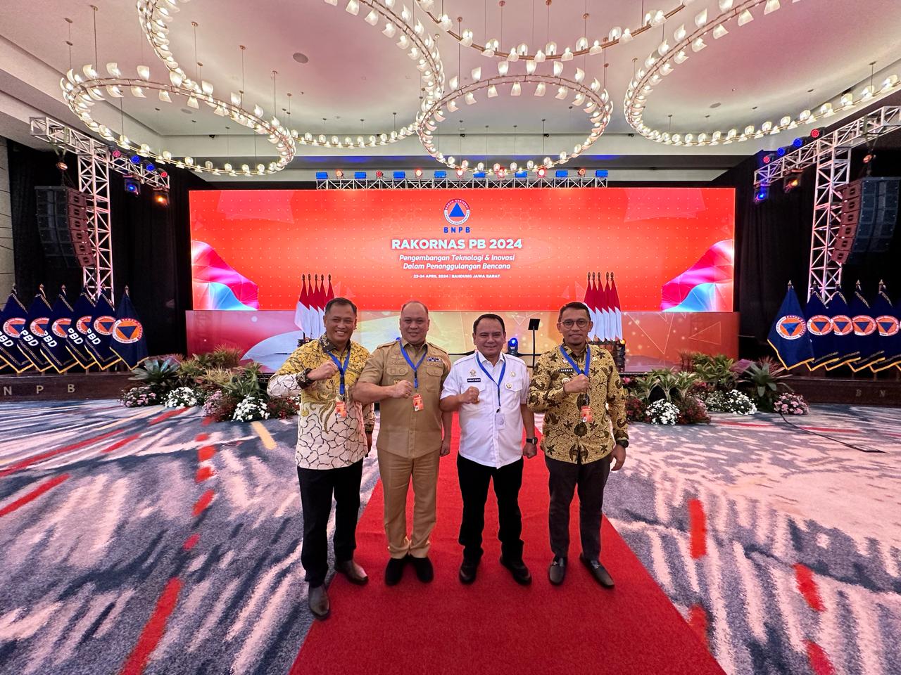 Pj Gubernur Sultra, Andap Budhi Revianto (dua dari kanan) saat menghadiri secara langsung Rakornas Penanggulangan Bencana bertempat di Pullman Hotel Bandung.