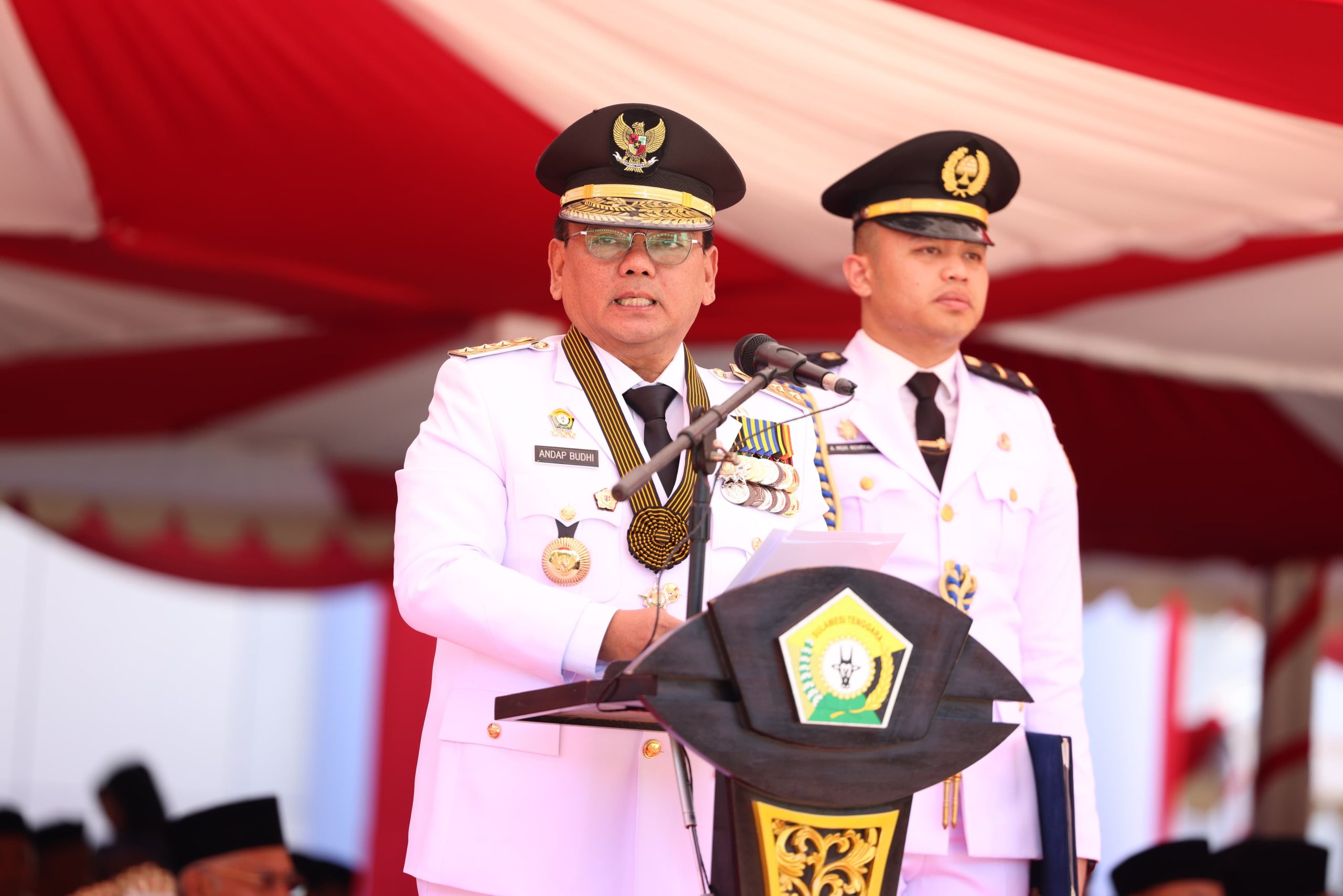 Pj Gubernur Sultra, Komjen Pol (P) Dr (HC) Andap Budhi Revianto SIK MH saat memimpin secara langsung Upacara Peringatan HUT ke-60 Provinsi Sultra, bertempat Halaman Kantor Gubernur Sultra, Sabtu (27/4).