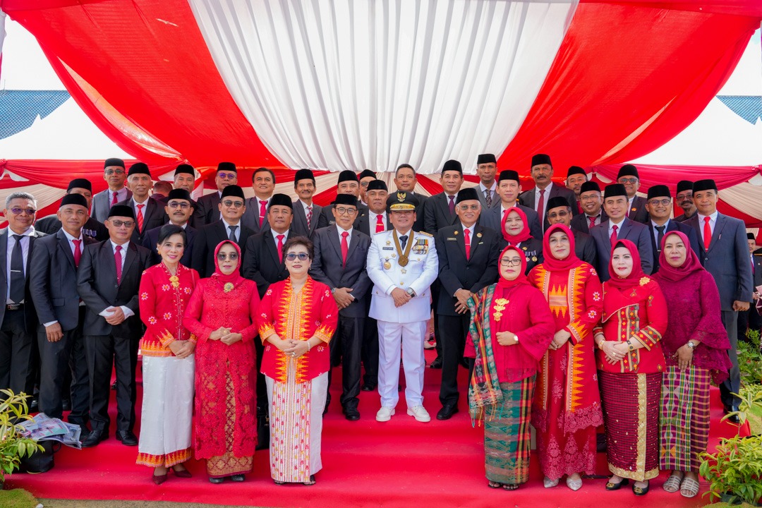 Pj Gubernur Sultra, Komjen Pol (P) Dr (HC) Andap Budhi Revianto SIK MH (tengah) foto bersama Kepala OPD Pemprov Sultra usai pelaksanaan upacara peringatan Hari Ulang Tahun (HUT) ke-60 Provinsi Sultra, bertempat di halaman kantor Gubernur Sultra, Sabtu (27/4).