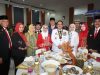 Pj Gubernur Sultra, Andap Budhi Revianto didampingi Wakil Ketua I DPRD Provinsi Sultra, Sekda beserta Ketua Tim Penggerak PKK Provinsi Sultra, dan Ibunda tercinta Nur Ainy, meninjau lomba kuliner khas daerah antar Kabupaten/Kota se-Sultra yang digelar di Aula Bahteramas, Sabtu (27/4).