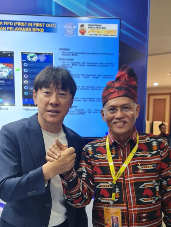 Nampak Sekda Sultra, Drs H Asrun Lio MHum PhD saat bersama Pelatih Indonesia, Shin Tae-yong. (IST).