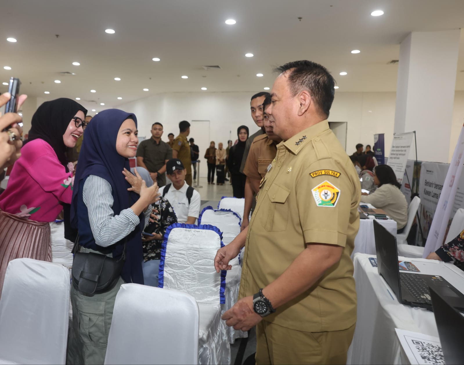 Pj Gubernur Sultra, Andap Budhi Revianto saat meninjau pelaksanaan Pameran Bursa Kerja tahun 2024, bertempat di Atrium Lippo Plaza Kendari.