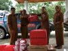 Mewakili Pj Gubernur, Plh Sekda Sultra, Drs Suharno saat menyerahkan bantuan sosial Pemprov Sultra kepada Kadis Sosial Kabupaten Konut, Senin (6/5/2024), bertempat di Kantor Dinsos Provinsi Sultra.