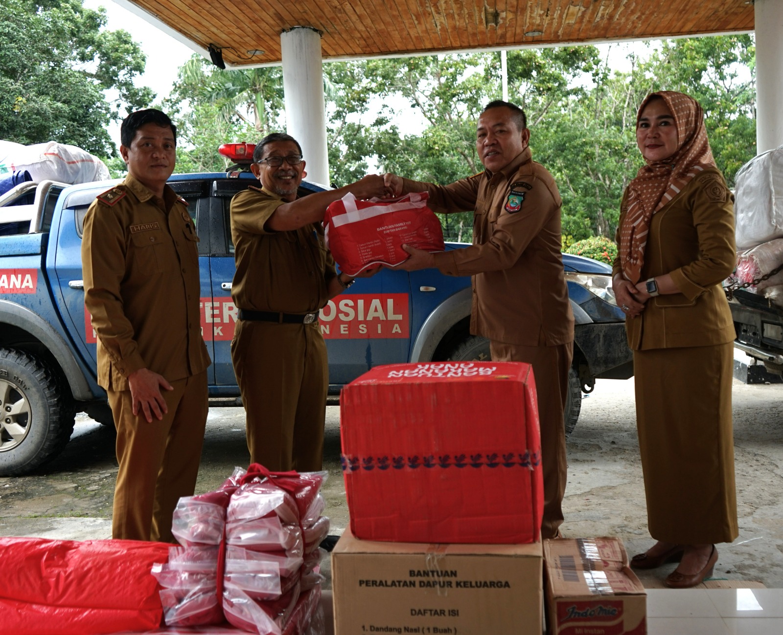 Mewakili Pj Gubernur, Plh Sekda Sultra, Drs Suharno saat menyerahkan bantuan sosial Pemprov Sultra kepada Kadis Sosial Kabupaten Konut, Senin (6/5/2024), bertempat di Kantor Dinsos Provinsi Sultra.
