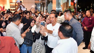 Minggu Malam, Presiden Jokowi Sapa Warga Kendari dan Santap Nasi Goreng