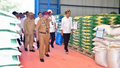 Presiden Jokowi Tinjau Stok Beras di Gudang Bulog Laende dan Bagikan Bantuan Pangan di Muna