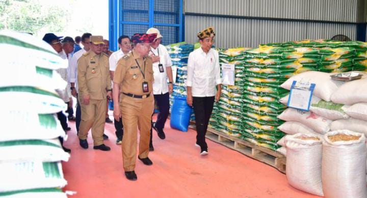 Presiden Joko Widodo mengunjungi Kompleks Pergudangan Bulog Laende di Kabupaten Muna, Provinsi Sulawesi Tenggara pada Senin, 13 Mei 2024. Foto: BPMI Setpres/Vico.