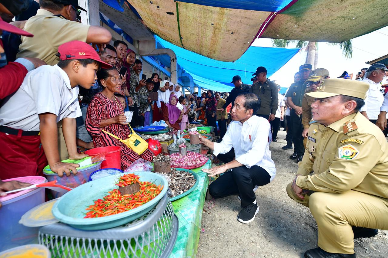 Pj Gubernur Sultra, Andap Budhi Revianto saat mendampingi Presiden Jokowi, pada hari ketiga kunker di Sultra.