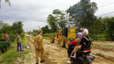 Bupati Koltim Turun Langsung Perbaiki Akses Jalan di Pomburea