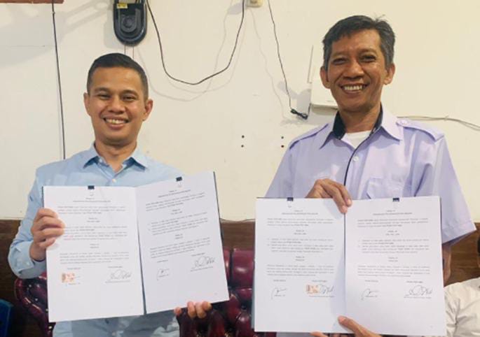 Kepala Kantor BPJamsostek Kendari Muhamad Abdurrohman Sholih dan Direktur Utama Perumda Pasar Kota Kendari Saipuddin SP saat melakukan penandatanganan MoU.
