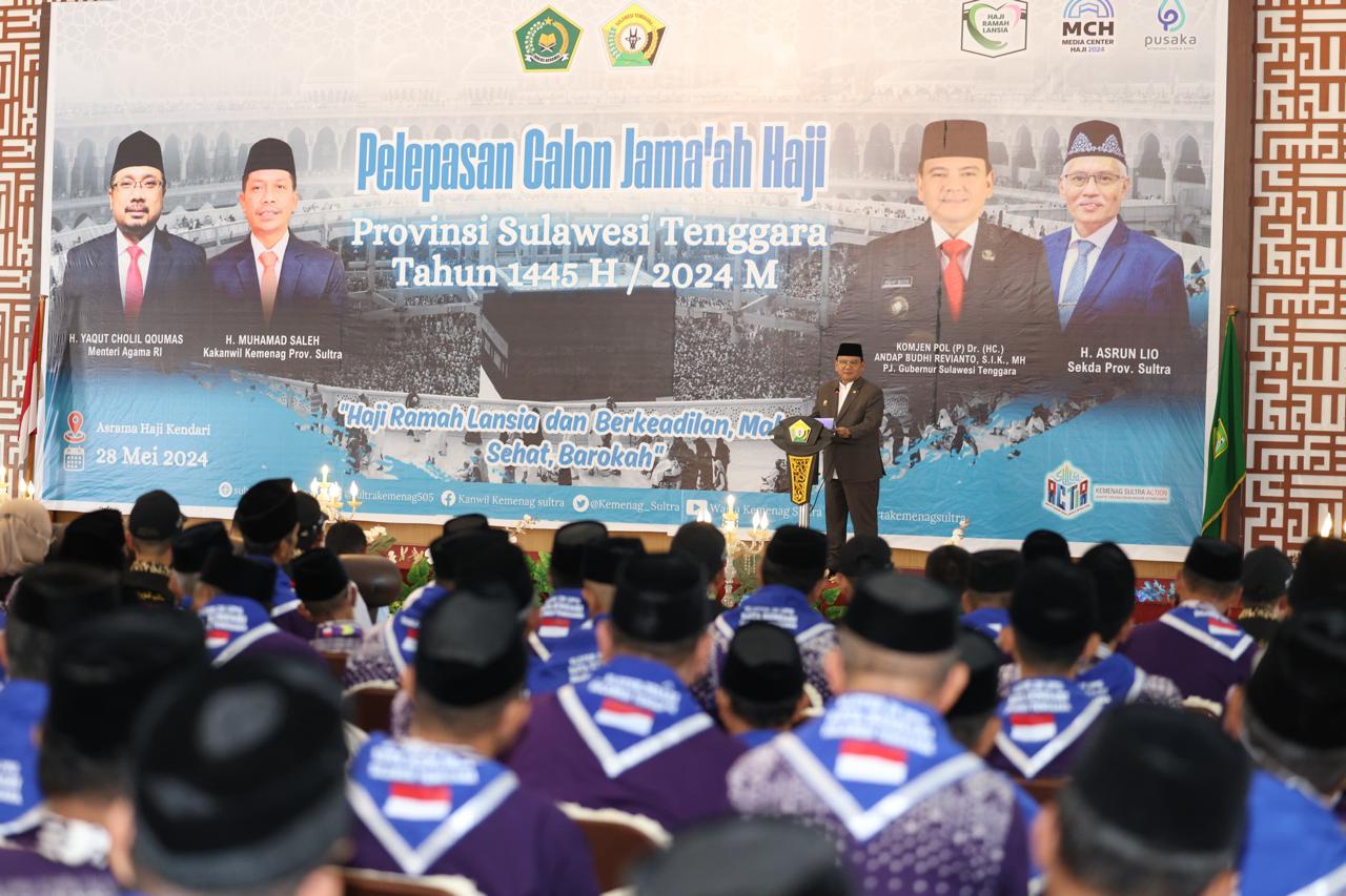 Pj Gubernur Sultra, Andap Budhi Revianto saat melepas keberangkatan JCH termasuk juga PHD dan petugas kloter bertempat di Ballroom KH. Baidawi, Asrama Haji Transit Kendari, Selasa (28/5).