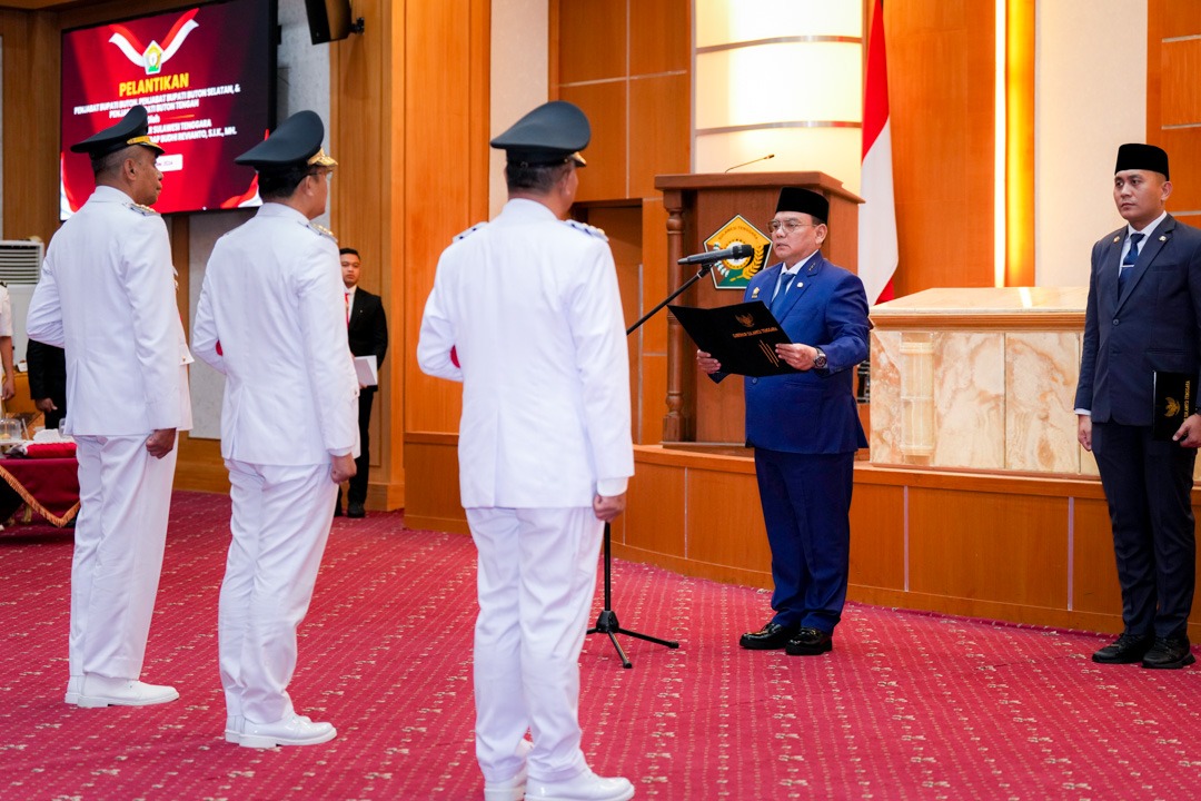Pj Gubernur Sultra, Andap Budhi Revianto secara resmi melantik tiga Pj Bupati di Ruang Pola Kantor Gubernur Sultra, Selasa (28/5)