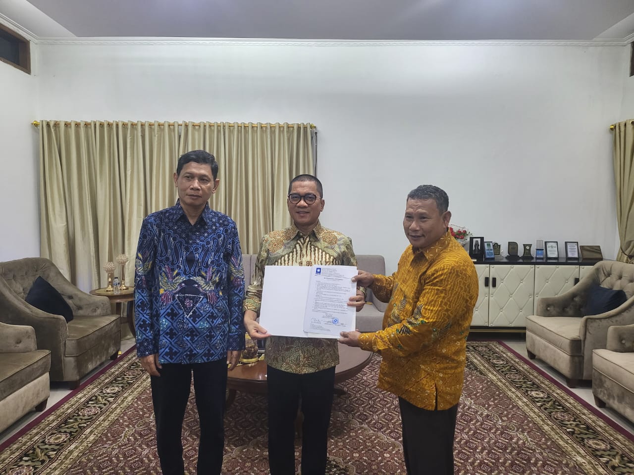 Calon Bupati Konkep Abdul Halim (kanan) dan Calon Wakil Bupati Konkep Musdar (kiri) saat menerima surat rekomendasi dari Wakil Ketua Umum DPP PAN Yandri Susanto (tengah).