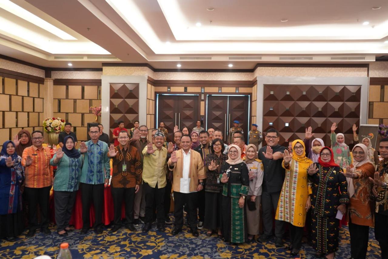 Pj Gubernur Sultra, Andap Budhi Revianto saat menghadiri Rapat Koordinasi (Rakor) dalam rangka Stabilisasi Pasokan dan Harga Pangan (SPHP) menjelang Iduladha 1445 H / 2024 M di Sultra bertempat di Plaza Inn Hotel Kendari.