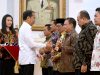 Pj Gubernur Sultra, Andap Budhi Revianto saat menerima penghargaan TPID Award 2024 yang diserahkan langsung oleh Presiden Joko Widodo di Istana Negara, Jumat (14/6).