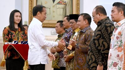 Berhasil Kendalikan Inflasi Sultra, Pj Gubernur Terima Penghargaan Presiden Jokowi