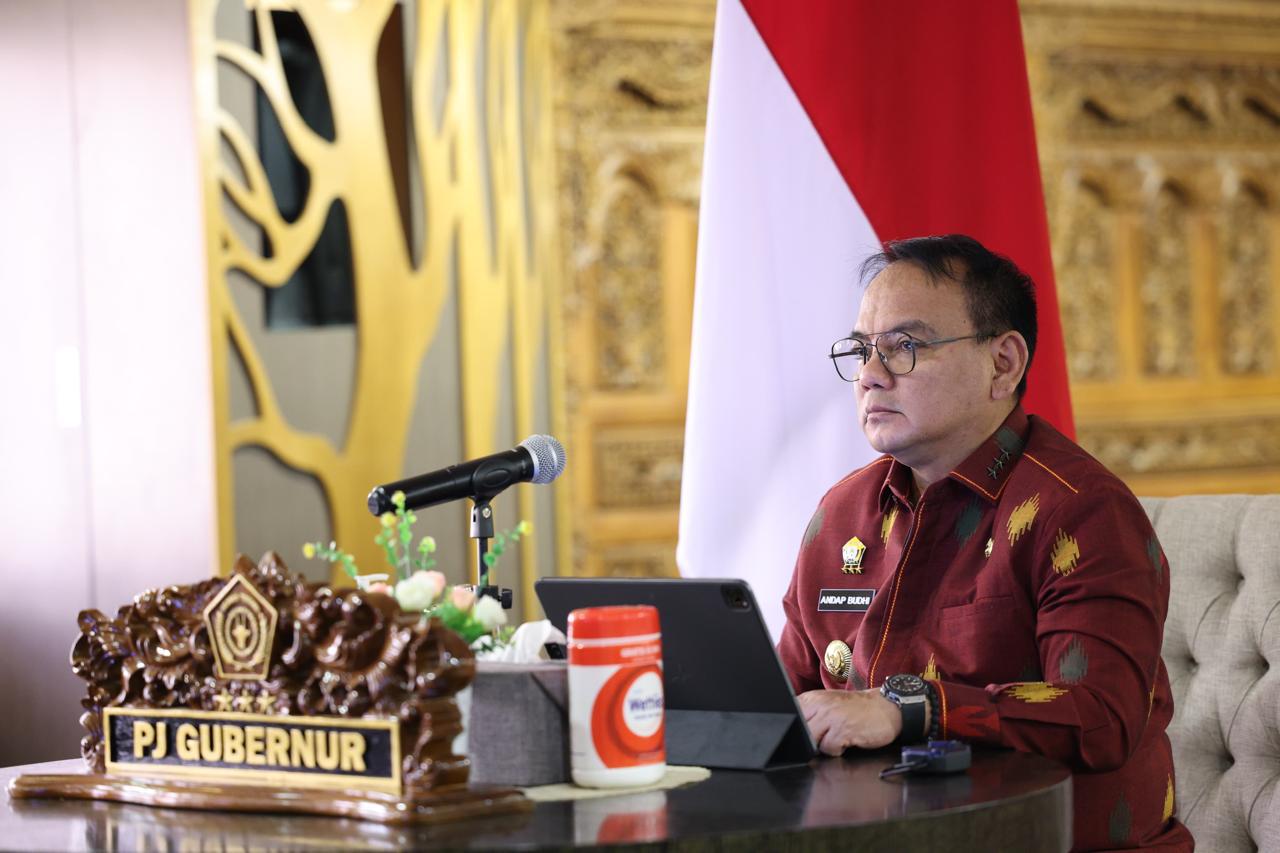 Pj Gubernur Sultra, Andap Budhi Revianto, saat mengikuti Rakor yang diselenggarakan Kementerian Dalam Negeri dalam rangka kesiapan Pilkada tahun 2024 secara virtual, Kamis (20/6).