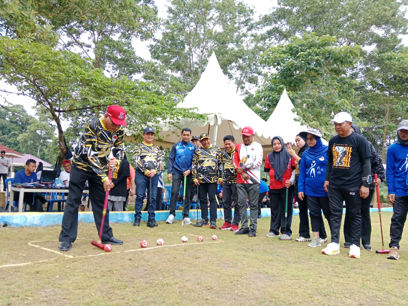 Sekda Sultra Asrun Lio saat membuka turnamen Gateball Cikar Bima Air Cup 1 tahun 2024 bertempat di lapangan Gateball Dinas Cipta Karya Bina Konstruksi dan Tata Ruang Sultra, Rabu (26/6).
