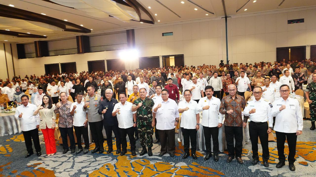 Pj Gubernur Sultra, Andap Budhi Revianto, saat menghadiri Rakor Kesiapan Penyelenggaraan Pilkada Serentak 2024 wilayah Kalimantan, Sulawesi, dan Maluku, bertempat di Claro Hotel Makassar, Rabu (26/6). (Dok. Istimewa)