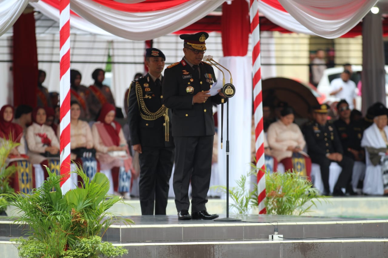 Kapolda Sultra, Irjen Pol Dwi Irianto SIK MSi, saat memimpin secara langsung upacara Hari Bhayangkara ke-78, bertempat di Lapangan Apel Presisi Polda Sultra, Senin (1/7).