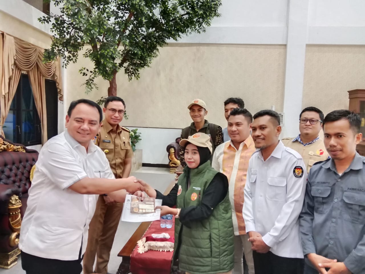 Pj Gubernur Sultra, Andap Budhi Revianto saat menerima KPU Kota Kendari bersama Pantarlih, PPS dan Bawaslu bertempat di kediamannya, Senin (1/7).