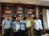Kepala Dikbud Sultra Yusmin saat menerima surat pencatatan ciptaan tari empat etnis Bumi Anoa dari Plh Kepala Kanwil Kemenkumham Sultra, Sunu Tedy Maranto.