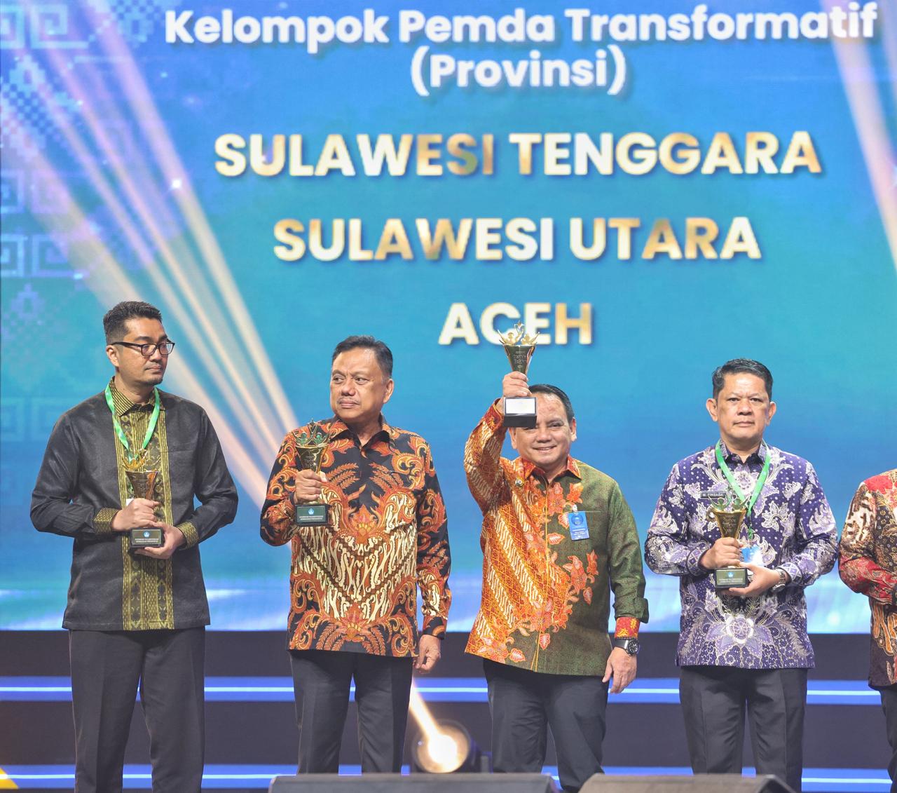 Pj Gubernur Sultra, Andap Budhi Revianto saat menerima Anugerah Merdeka Belajar tahun 2024 dari Kemendikbud Ristek kategori Transformasi Anggaran Pendidikan bertempat di Plenary Hall Jakarta Convention Center (JCC) Jakarta, Jumat (5/7) malam.