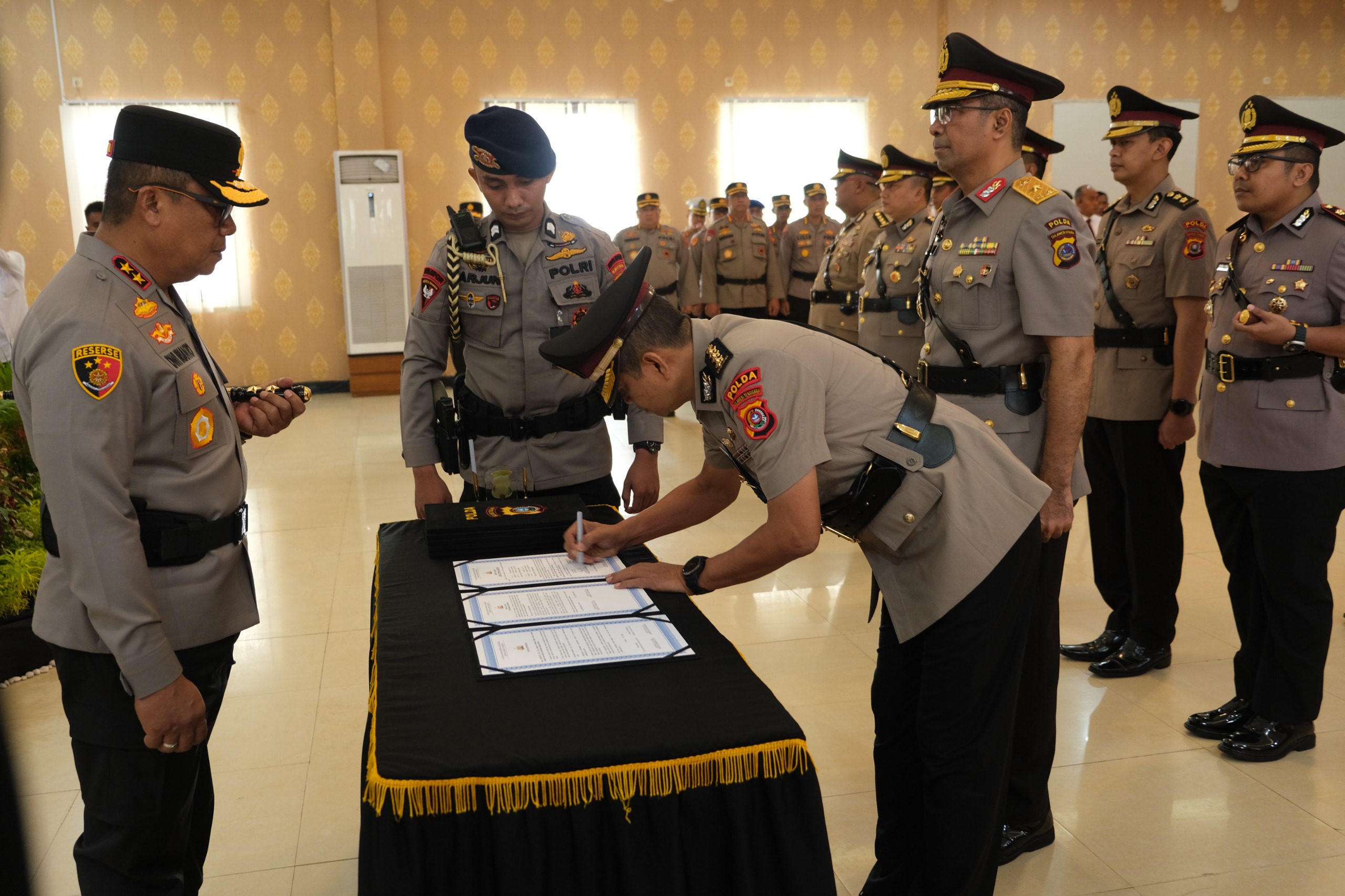 Kapolda Sultra, Irjen Pol Dwi Irianto, saat memimpin secara langsung Sertijab di Aula Dachara Polda Sultra, Senin (8/7).