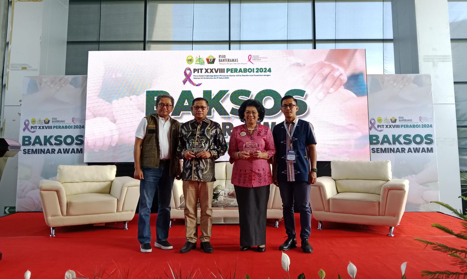 Foto bersama pada kegiatan Baksos Seminar Awam deteksi dini kanker payudara. Dalam PIT XXVIII Peraboi 2024, bertempat di Aula RSUD Bahteramas, Kamis (18/7).