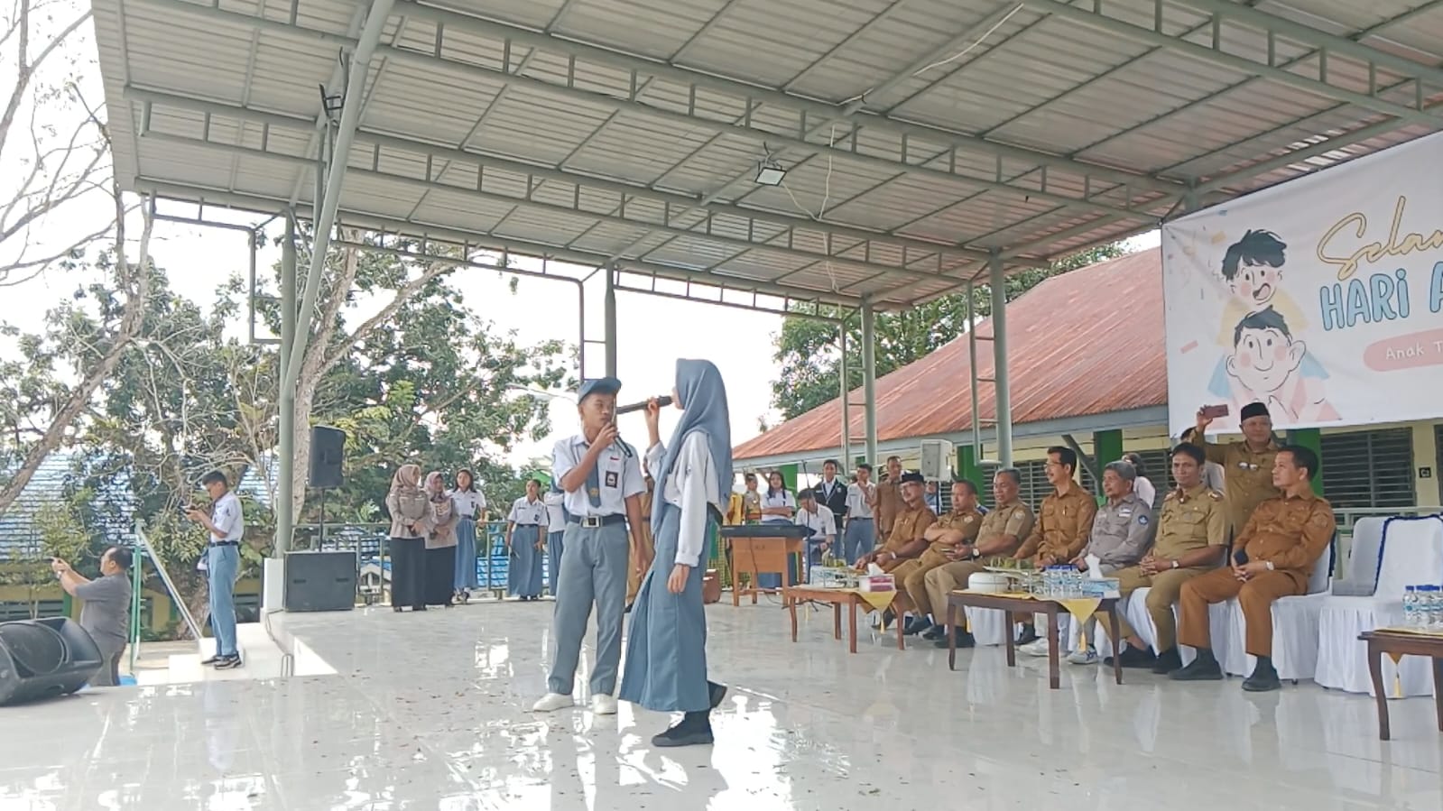 Dua siswa viral menyanyi asal SMAN 1 Loghia Kabupaten Muna saat meriahkan perayaan Hari Anak Nasional di hadapan pelajar SMAN 4 Kendari