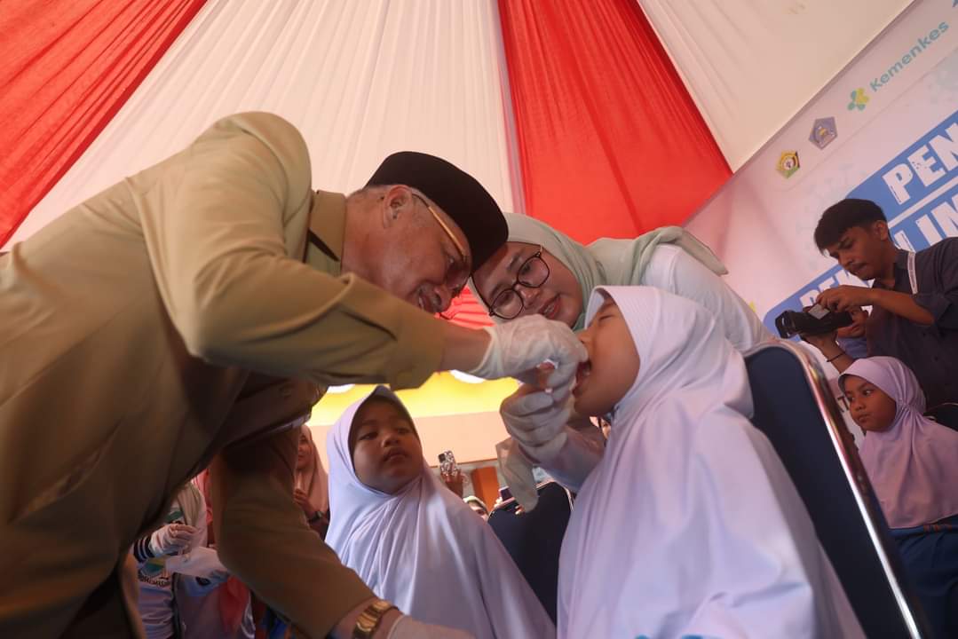 Mewakili Pj Gubernur Sultra, Andap Budhi Revianto, Sekda Sultra, Asrun Lio, hadir memberikan sambutan pada Acara Pencanangan Sub PIN Polio Tahap II di Sultra, bertempat di Sekolah Dasar (SD) Kuncup Pertiwi Kendari.