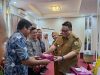 Kepala Dinas Tanaman Pangan dan Peternakan,La Ode Muhammad Rusdin Jaya menyerahan secara simbolis reward bagi POPT kategori pelaporan terbaik di Sultra.