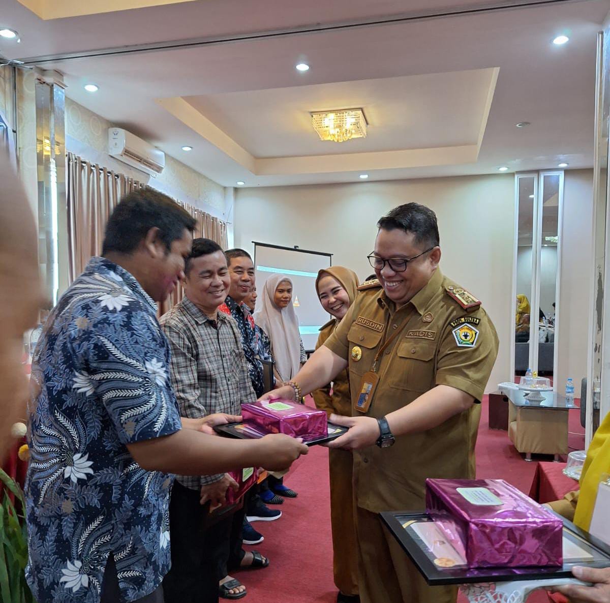 Kepala Dinas Tanaman Pangan dan Peternakan,La Ode Muhammad Rusdin Jaya menyerahan secara simbolis reward bagi POPT kategori pelaporan terbaik di Sultra.