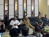 Suasana penjemputan Kepala Badan Narkotika Nasional RI, Komjen Pol Marthinus Hukom SIK MSi d oleh Pj Gubernur yang diwakili Sekda Sultra bersama Forkopimda Tingkat I Provinsi Sultra, Senin (29/7), di Bandara Haluoleo Kendari.